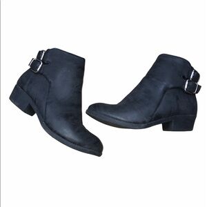 Twisted size 8 Alexia black buckle ankle booties